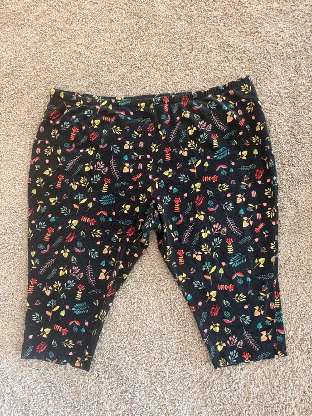 Women ‘s Black Floral Print Capris